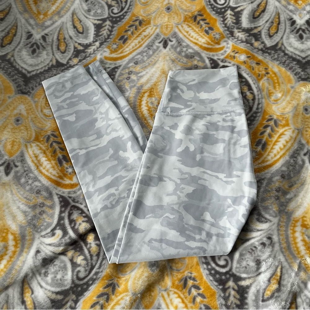 Lululemon wunder under white camo leggings size 8